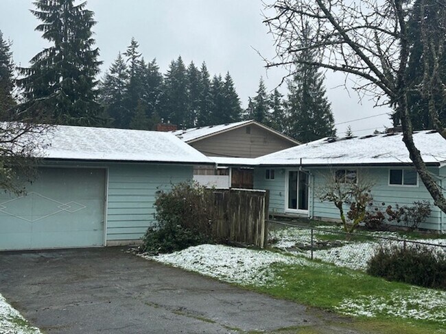 Foto del edificio - Lightly Updated 4 Bed Everett Home w/ Large Detached Garage/Workshop!