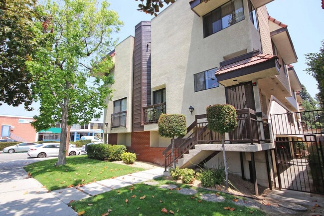 Building Photo - 800 E Wilson Ave