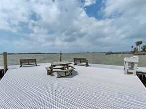 Building Photo - 205 Yacht Club Ln