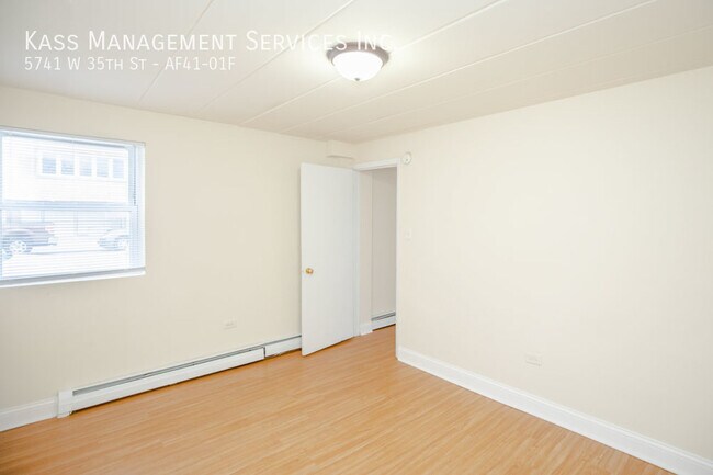 Building Photo - Cicero 1 bed - Heat Included - Walk Up (No...