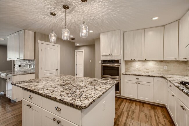 Foto del edificio - Beautifully updated Northwood home near Northridge Park