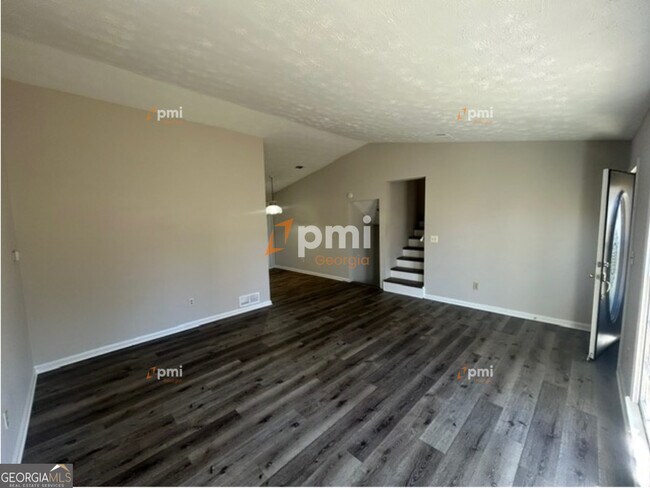 Foto del edificio - 667 Rae Dr SW