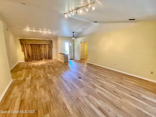 Building Photo - 2048 Advana St NE