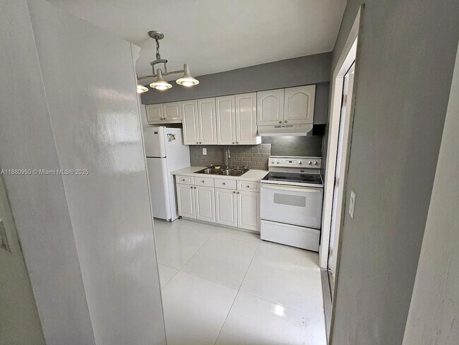 Foto del edificio - 4920 SW 28th Terrace