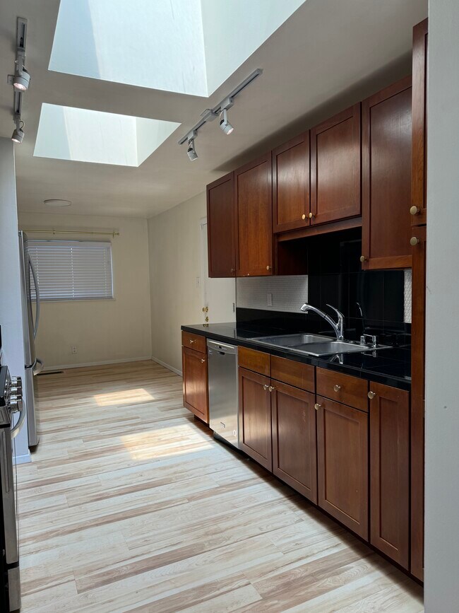 Foto del edificio - 10908 Bellamah Ave NE