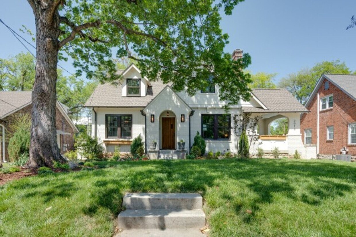 Primary Photo - 2016 Sweetbriar Ave