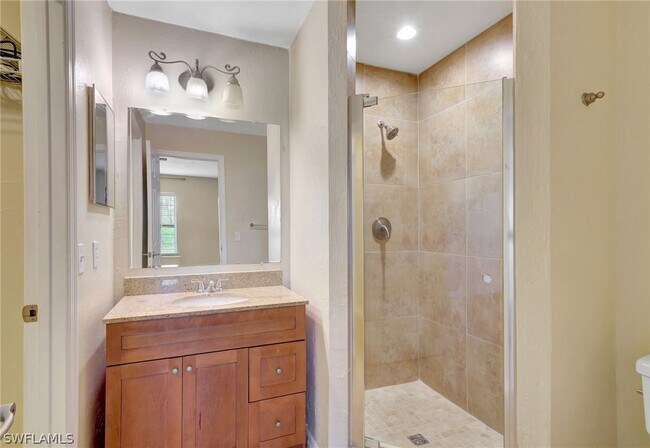 Building Photo - 706 111th Ave N