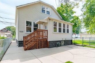 Building Photo - 2343 Ridgeland Ave