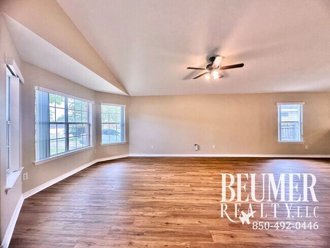Foto del edificio - NEW LUXURY VINYL PLANK FLOORING AND PAINT ...