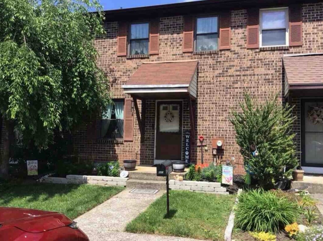 Front - 887 Williams Pl