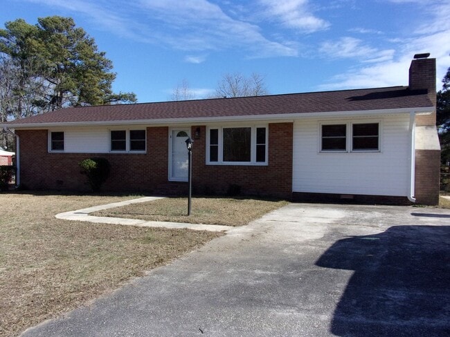 Building Photo - 3 Bedroom 2 Bath Home on Large Corner Lot