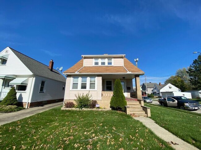 Building Photo - Spacious 3 Bedroom Home Available!!