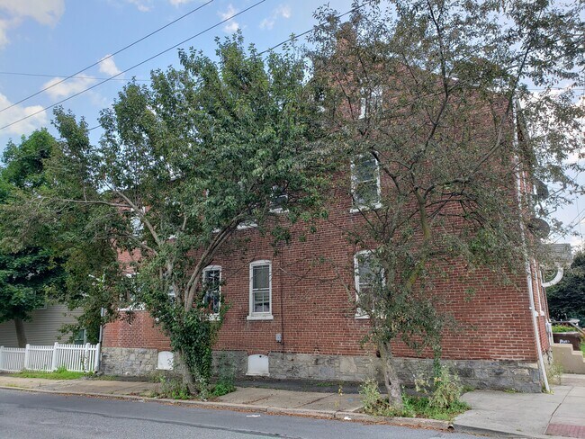 Building Photo - 401 Fairview Ave