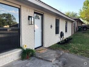 Building Photo - 409 N Cedar St