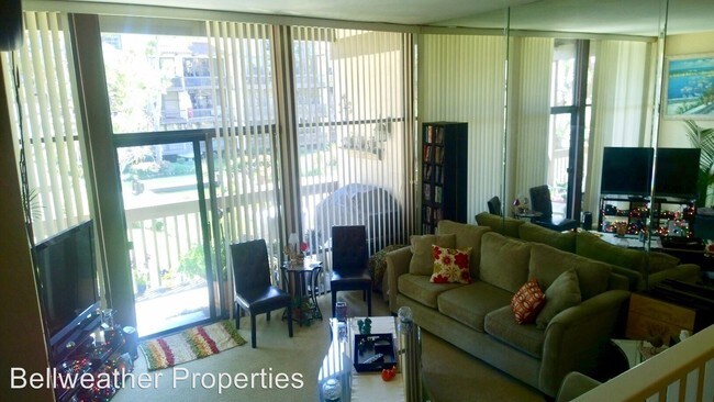 Building Photo - 6204 Marina Pacifica Dr S