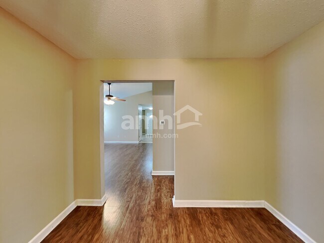 Building Photo - 9724 Thomas Ln
