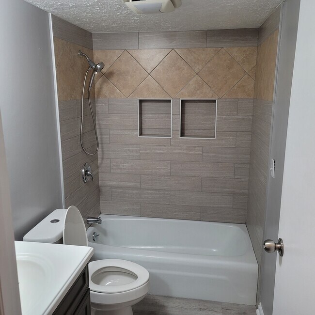 New tile bath - 991 Manor Ln