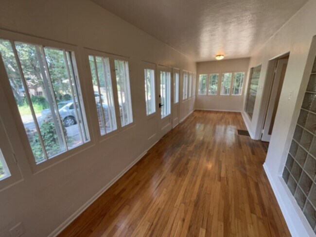 Foto del edificio - Retro 50's style home all on one level in ...