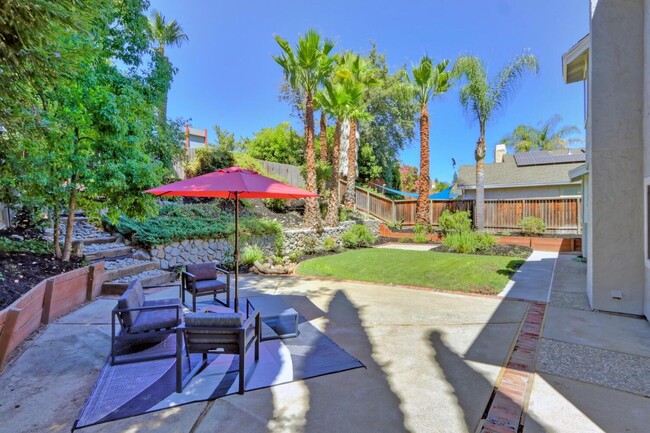 Building Photo - 4 BEDROOM HOME AVAILABLE IN ORANGEVALE!