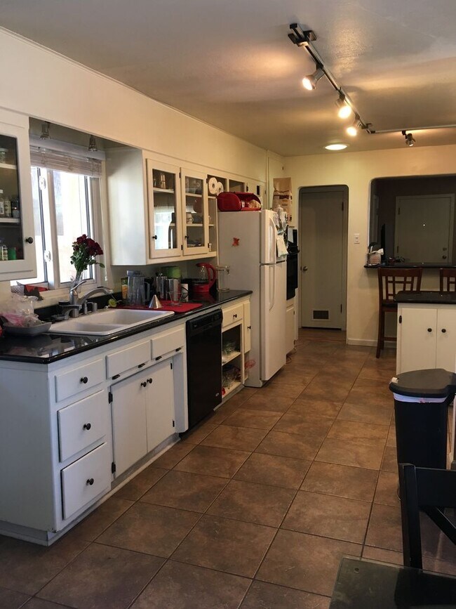 Building Photo - NOB HILL 1800/sf 3/BD 2 & 3/4-BA 2/CG