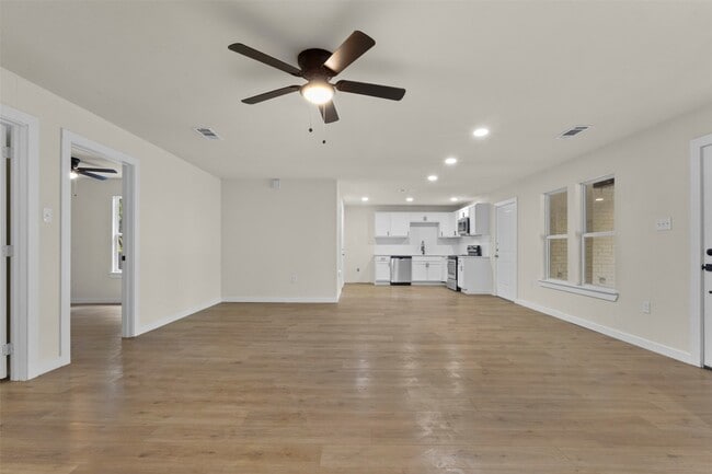 Building Photo - 2818 Holiday Dr