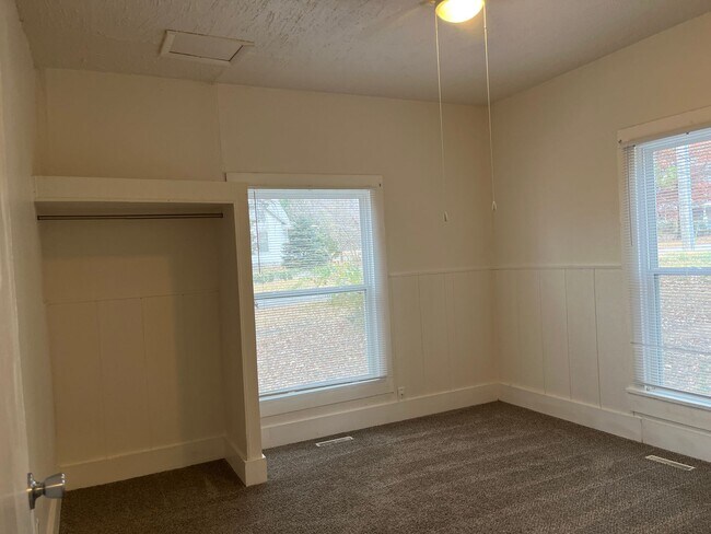 Building Photo - 724 N Rogers Ave