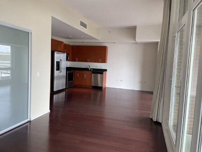 Building Photo - Studio in The Montage!