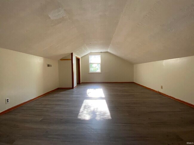 Foto del edificio - 2415 E 4th St