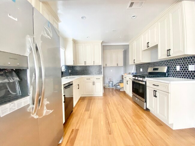 Building Photo - 823 E 90th St
