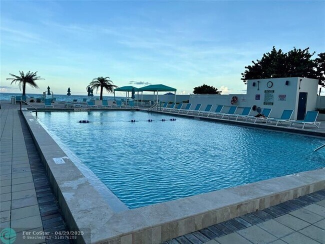 Foto del edificio - 3725 S Ocean Dr