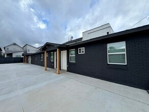 Building Photo - 206 E 33rd St