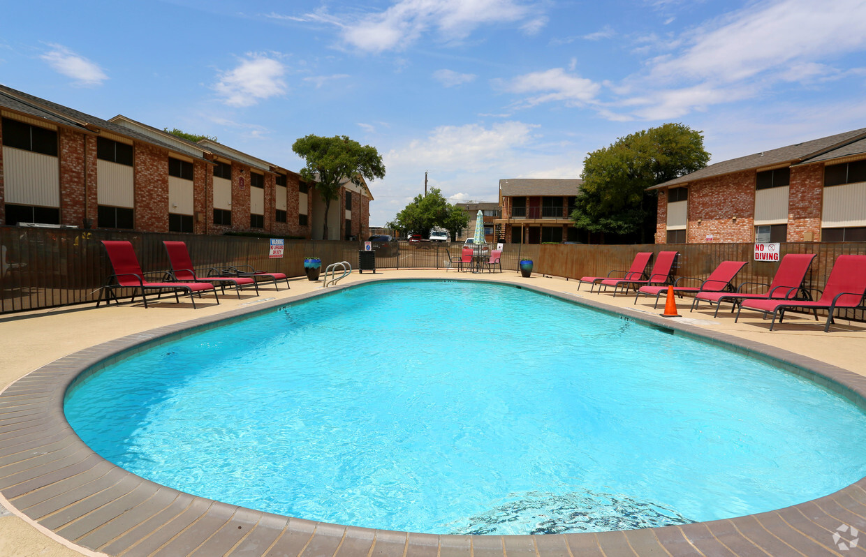 Piscina detrás de la oficina - Loreto Apartment Homes