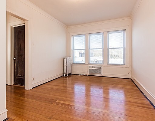 Foto del diseño de interior - 7005-7013 N Ridge Blvd