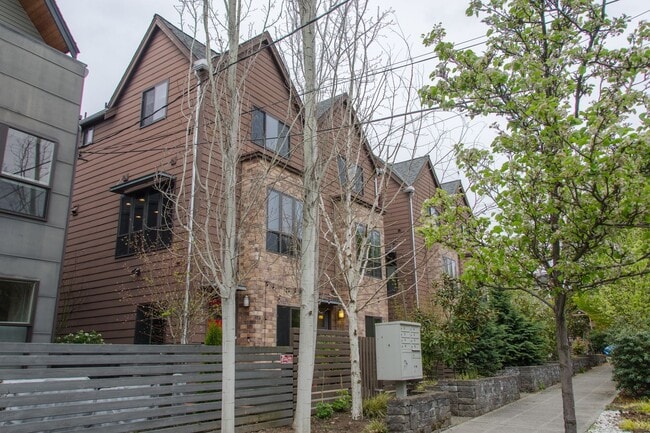 Building Photo - 2Bd/1.5Ba Seattle Townhouse
