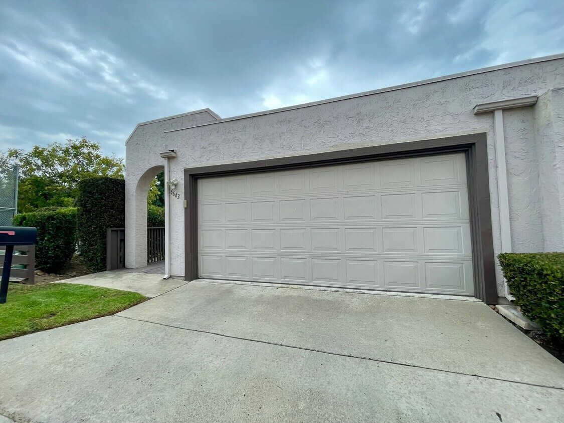 Foto principal - 3 bedroom 2 1/2 bath Townhome with Office ...