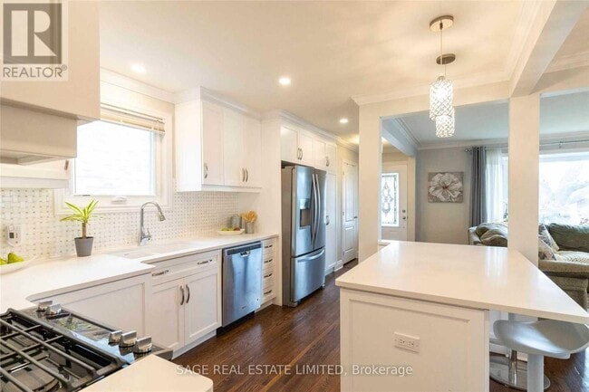 Building Photo - 31 Rensburg Dr