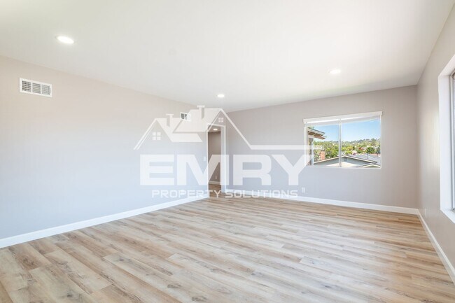 Building Photo - Recently Remodeled 4 Bed 2 Bath Single Hom...