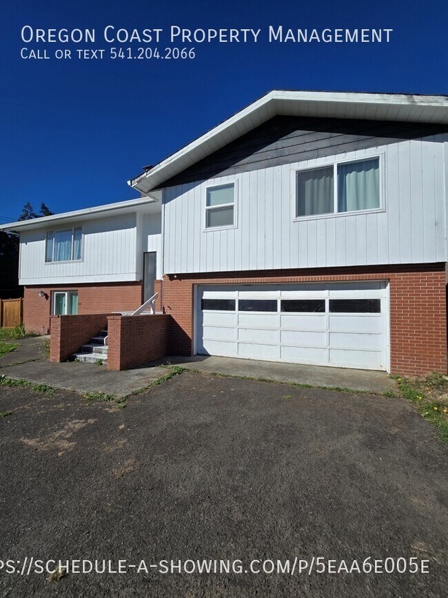 Building Photo - 2bed/2bath with fenced yard