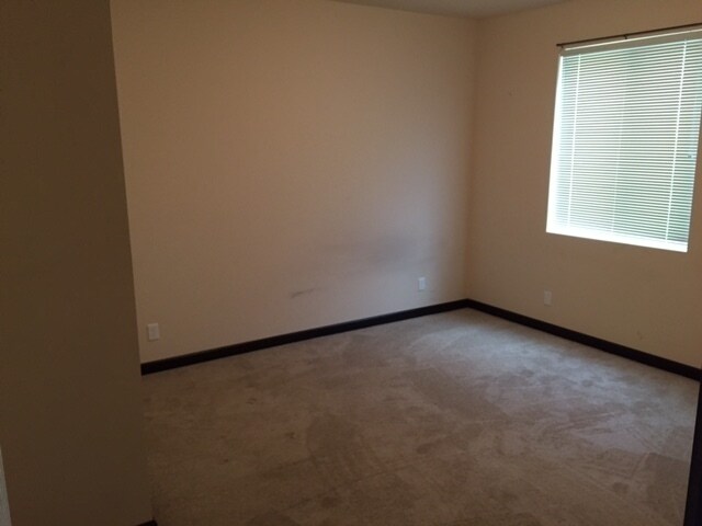 Building Photo - Spacious Townhouse for rent with No maintenance responsibilities!!
