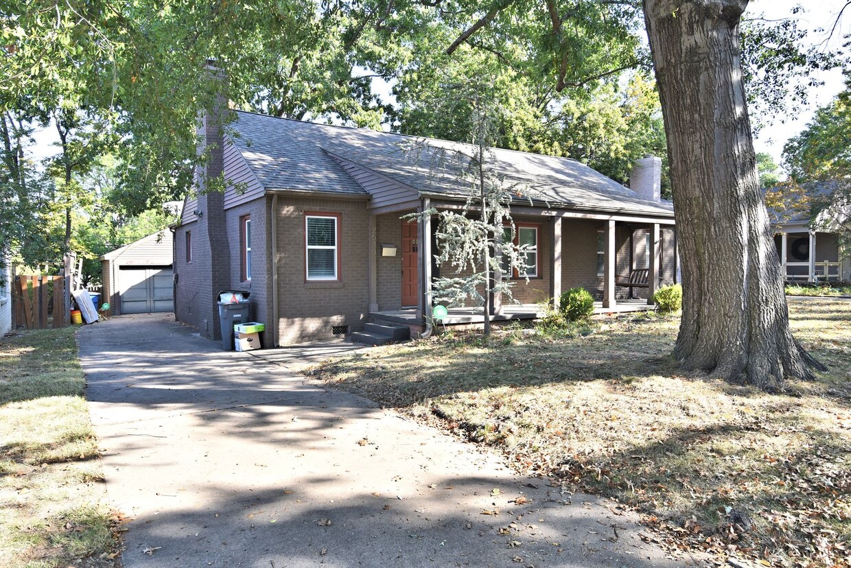 Primary Photo - Remodeled bungalow in the heart of Mid-town