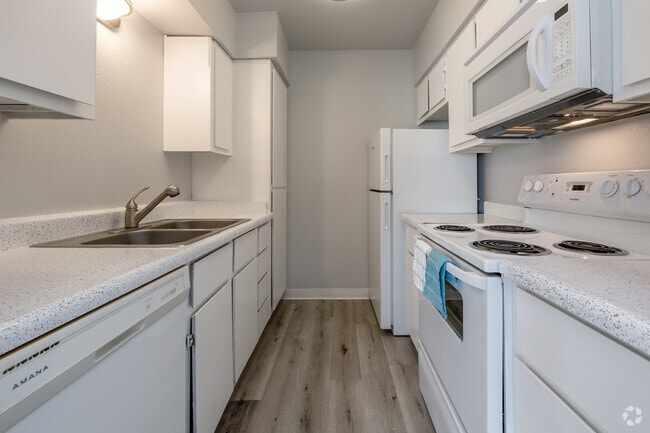 2BR, 1BA - 721SF - Kitchen - Ten50 Apartments