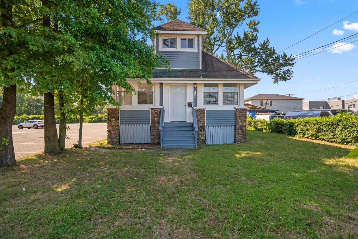 Foto principal - 1159 McBride Ave