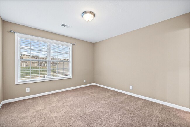 Building Photo - Nice Townhome in Governors Crossing Ready for you to Call home before Christmas