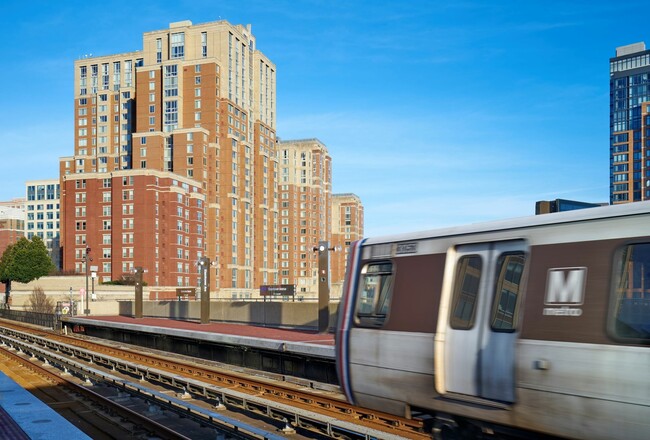 Súbete al metro en la estación Eisenhower, a solo unos pasos de la puerta principal - Meridian 2250 at Eisenhower Station