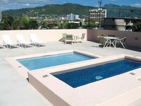 Pool & Jacuzzi - 2439 Kapiolani Blvd