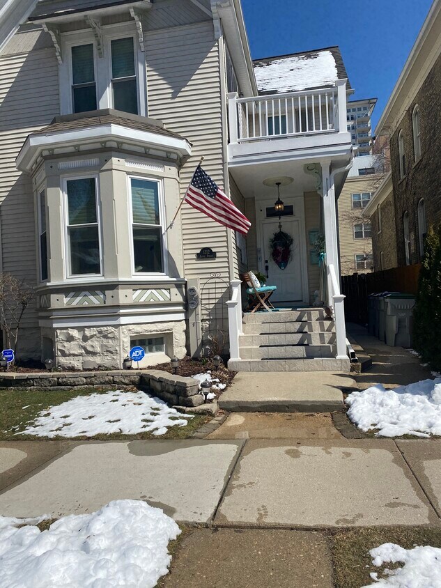 Entrance - 1312 N Astor St