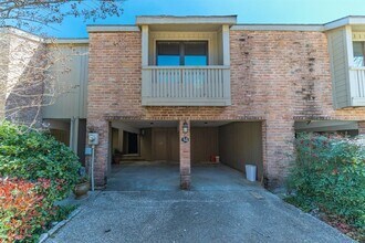 Building Photo - 9400 Doliver Dr