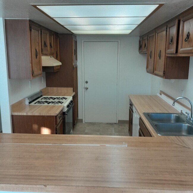 Foto del edificio - 17610 Cameron Lane