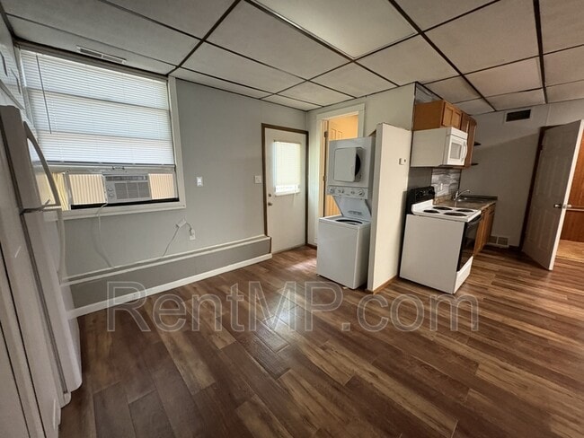 Building Photo - 931 S Fancher Ave