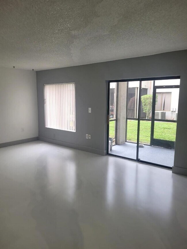 Foto del edificio - 3208 Coral Lake Ln